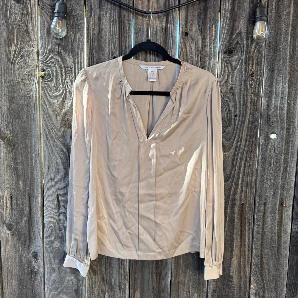 Diane vonFurstenberg Billow Shiny Concrete Long Sleeve V Neck Silk Blouse size 8